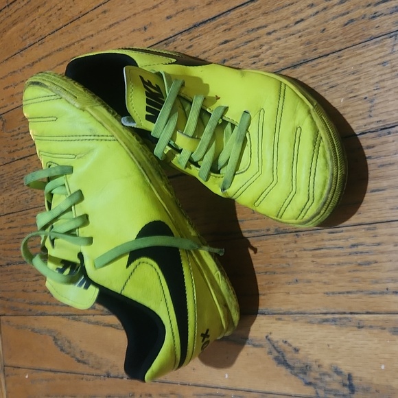 US size 3 soccer shoes - Picture 2 of 5